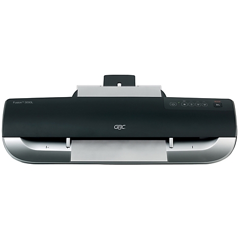 Schwarzes Laminiergerät mit silbernen Akzenten. Ein Blatt Papier liegt im Ausgabeschlitz. Auf der Oberseite befinden sich Bedienelemente.