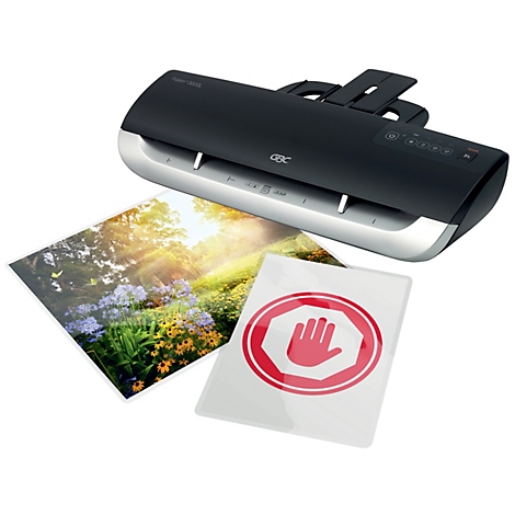 Schwarzes Laminiergerät mit zwei laminierten Blättern: ein Blumenbild und ein Stoppschild.