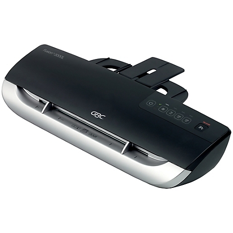 Schwarzes und silbernes Laminiergerät mit GBC-Logo und Bedienfeld. Oben ein Aufbewahrungsfach.