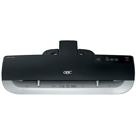 Schwarzes Laminiergerät mit grauer Basis. Auf der Oberseite befinden sich die GBC-Marke, Bedienknöpfe und eine Papierführung.