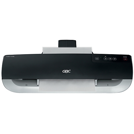 Ein schwarzes GBC-Laminiergerät mit hellgrauen Elementen. Oben Papiereinzug. Bedienfeld mit Tasten.