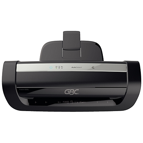 Zwarte GBC-lamineermachine, zilveren balk met lampjes en letters. Er zit een beugel aan de bovenkant.