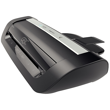 Laminateur noir, vu légèrement d'en haut. Avec l'inscription "GBC" et un panneau de commande.