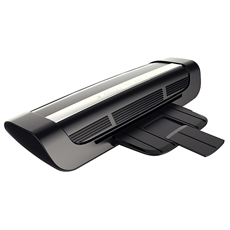 Zwart, futuristisch uitziend apparaat. Zilveren streep bovenop, ventilatiesleuven aan de zijkant en uitriggers.