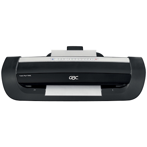 Une plastifieuse GBC noire traitant du papier. Du papier blanc est posé sur le dessus, avec les inscriptions "Fusion Plus" et "GBC" visibles.