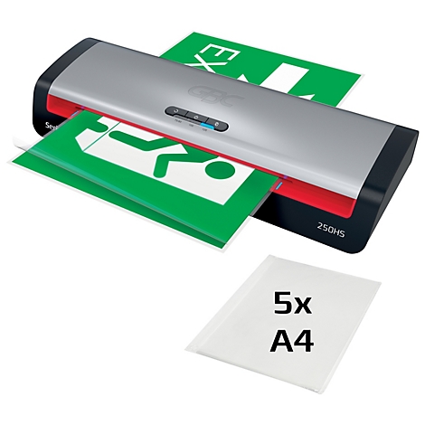 Ein Laminiergerät mit grünem Notausgangszeichen, durch das ein Schild mit dem gleichen Zeichen geführt wird. Daneben liegt eine Packung A4-Folien.