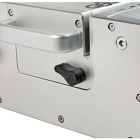 Detailopname van een zilveren metalen plaat met een zwarte knop en handvat.