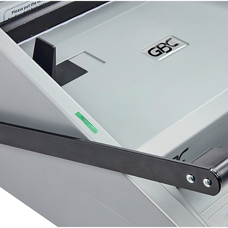Detailopname van een grijze GBC-bindmachine. Zwarte balk en opdruk.