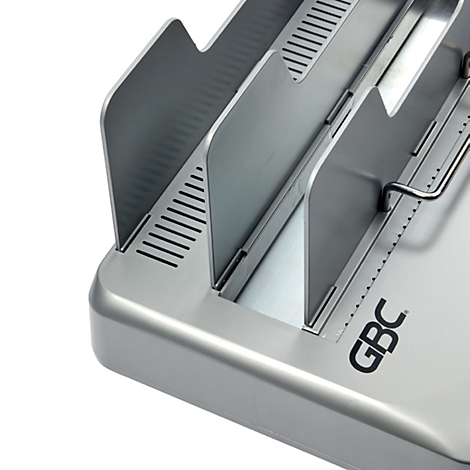 Detailaufnahme eines silbernen Dokumentenablage-Systems mit dem GBC-Logo.