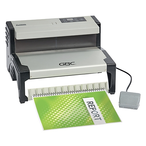 Grijze GBC-bindmachine; een gebonden document ligt in de machine. Een voetpedaal is zichtbaar.