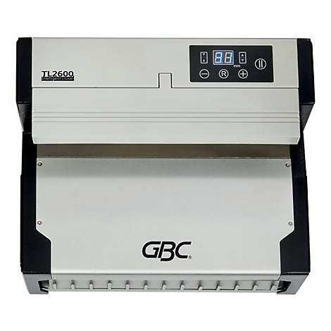 Blick auf ein silberfarbenes Laminiergerät mit schwarzer Ober- und Unterseite. Auf dem Display stehen Ziffern. Das Logo "GBC" ist sichtbar.