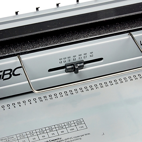 Close-up van een draadbindmachine met instelwiel voor verschillende draadmaten.