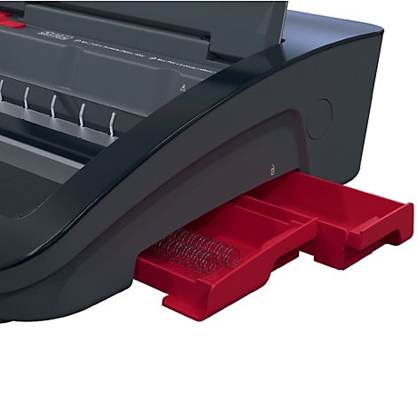Detail van een zwart en rood bindmachine met rode opvangbakken.