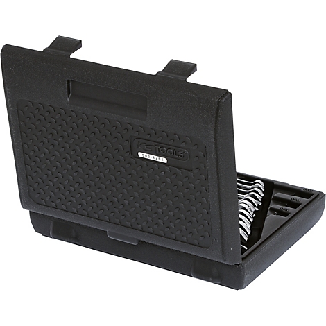 Schwarzer Werkzeugkoffer mit Schraubenschlüsseln. Koffer geöffnet, Schraubenschlüssel liegen ordentlich nebeneinander.