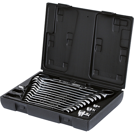 Offener Werkzeugkasten mit silbernen Ringschlüsseln. Der Kasten ist geöffnet und zeigt die Werkzeuge.