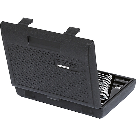 Schwarzer Werkzeugkoffer mit offenem Deckel, gefüllt mit Ringschlüsseln. Auf dem Koffer befindet sich ein Aufkleber mit dem Schriftzug "KS TOOLS".