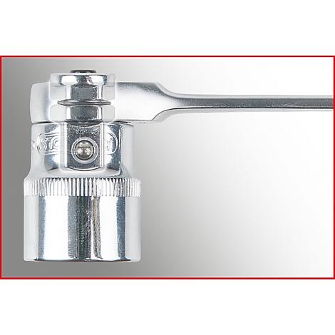 Naheinstellung einer verchromten Ratsche. Der Kopf ist mit einer Schraube und einer Kugel ausgestattet, der Griff zeigt nach rechts.