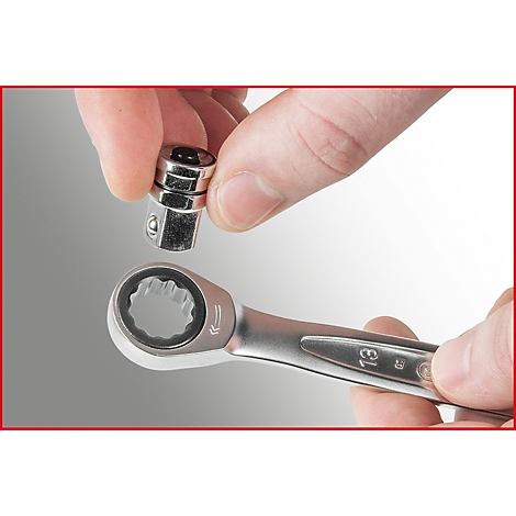 Hände halten eine Knarre und einen Aufsatz. Der Aufsatz schwebt über der Knarre.