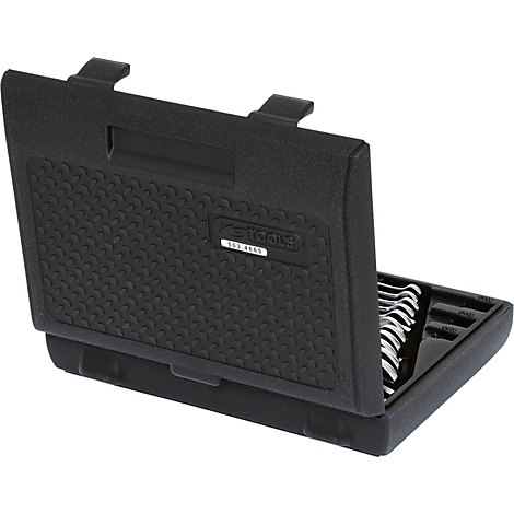 Schwarzer Werkzeugkoffer mit Schraubenschlüsseln. Die Box ist halb geöffnet. Links ist ein KSTOOLS-Logo mit der Artikelnummer.