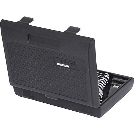 Schwarzer Werkzeugkoffer, geöffnet, mit Ringschlüsseln. Auf dem Deckel steht 'KS TOOLS'.