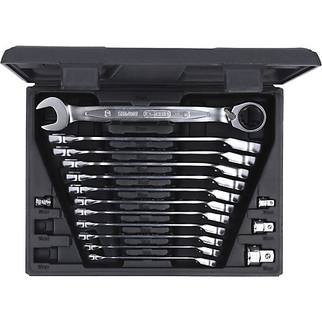 Werkzeugkasten mit Ringschlüsseln, offen, auf schwarzem Hintergrund.