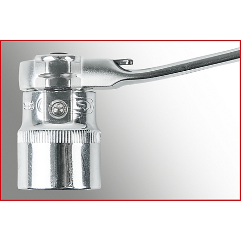 Nahaufnahme eines metallischen Knarrenschlüssels, der in einem Winkel positioniert ist. Der Schlüssel zeigt Details und ist glänzend.