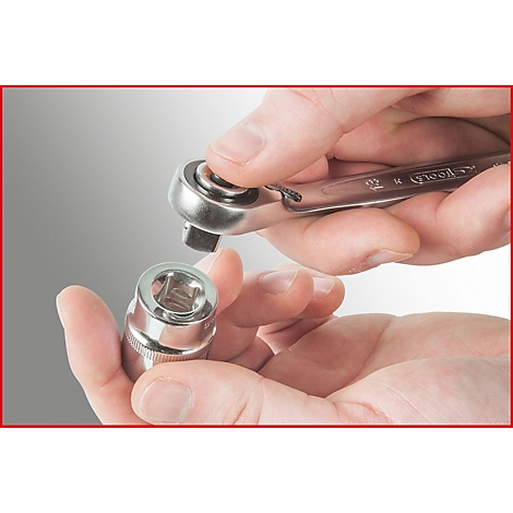 Hände halten eine Ratsche und eine Stecknuss bereit zur Montage. Auf hellem Hintergrund.