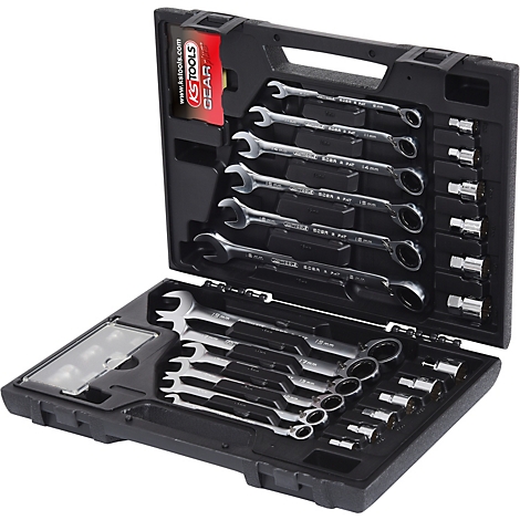 Schwarzer Werkzeugkoffer mit silbernen Schraubenschlüsseln und Steckschlüsseln. Das Werkzeug ist in den Koffer eingesetzt.