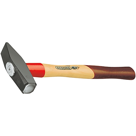 Een metalen hamer met houten handvat, rode ring en fabrikantenlogo.