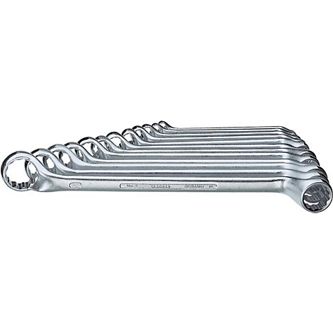 Reihe von silbernen Ringschlüsseln mit unterschiedlichen Größen.