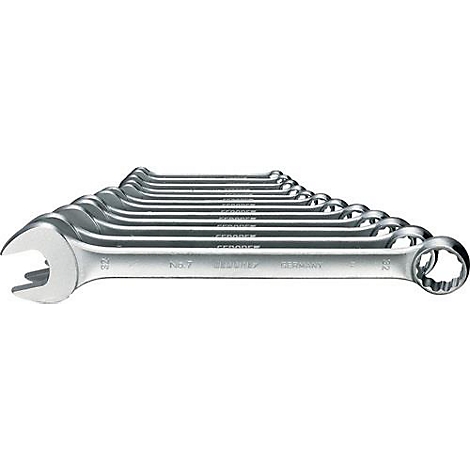 Rij metalen sleutels. Ze liggen licht gebogen op een licht oppervlak.
