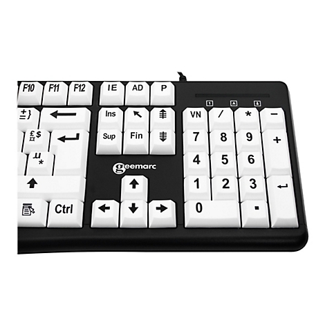 Nahaufnahme einer schwarzen Computertastatur mit sehr großen, weißen Tasten und gut lesbarer schwarzer Beschriftung.