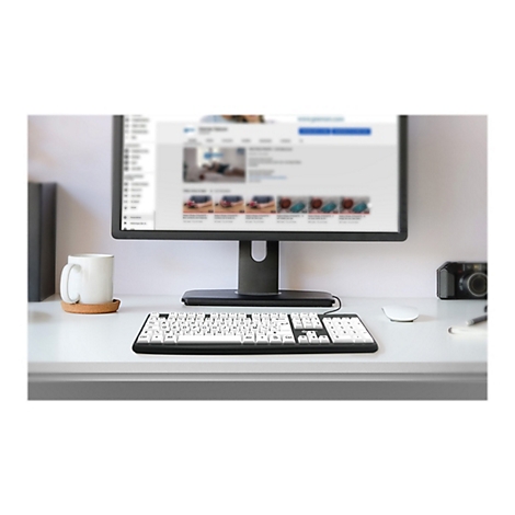Schreibtisch mit Computerbildschirm, Tastatur, Maus, Kaffeetasse und Kamera. Auf dem Bildschirm wird ein Video-Player mit Videovorschlägen gezeigt.