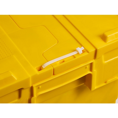 Gelbe Transportbox, verschlossen mit weißem Kabelbinder. Detailaufnahme.