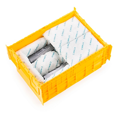Gelbe Transportbox mit gepolsterten Inhalten. Einige verpackte Rollen und Kissen sind sichtbar.