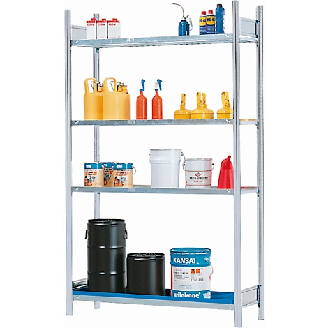 Metallregal mit Produkten, darunter Kanister, Sprayflaschen, Batterien und Behälter.