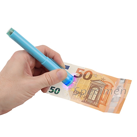 Hellblauer Stift liegt auf einem 10-Euro-Schein. Der Stift ist geöffnet, blaue UV-Lampe leuchtet.