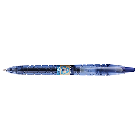 Blauer, transparenter Stift auf weißem Hintergrund. Der Stift hat einen blauen Schaft, eine blaue Spitze und einen blauen Clip mit der Aufschrift "PILOT".