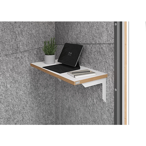 Een witte plank in een grijze hoek met een laptop, plant en notities.