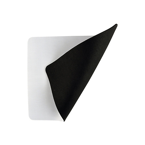 Ein quadratisches Mauspad mit weißer Oberfläche, dessen schwarze Unterseite an einer Ecke umgeklappt ist.