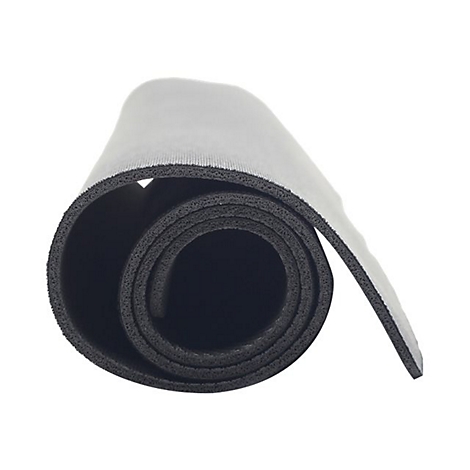 Eine aufgerollte schwarze Matte aus porösem Schaumstoff vor weißem Hintergrund.