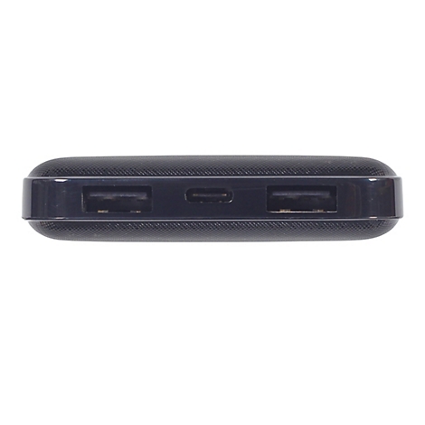 Nahaufnahme der Anschlussseite einer Powerbank mit zwei USB-A- und einem USB-C-Port.