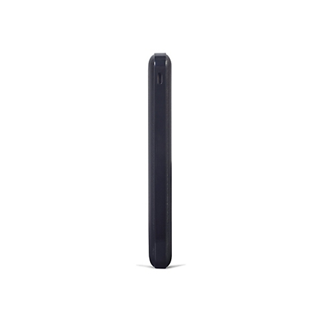 Seitenansicht einer schwarzen Powerbank mit sichtbarem USB-Ladeanschluss vor weißem Hintergrund.