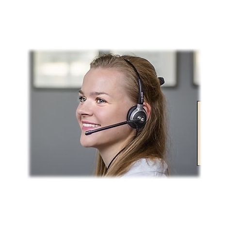 Lächelnde blonde Frau mit Headset, vermutlich Kundenservice. Helle Augen, helle Haut, grauer Hintergrund.