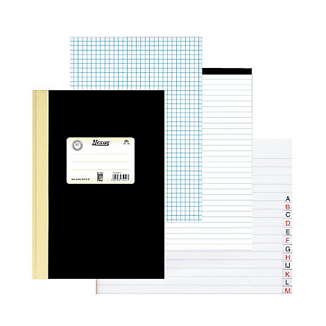 Schwarzes Notizbuch neben karierten und linierten Papieren. Label mit Schriftzug, Barcode.