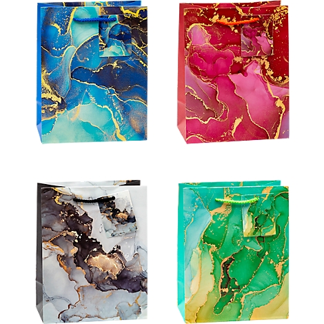 Vier Geschenkbeutel mit farbenfrohen, marmorierten Designs: Blau, Rot, Grau und Grün. Jede Tasche hat farblich passende Griffe.