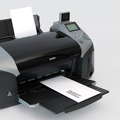 Een printer die een vel papier met adresgegevens afdrukt. De machine is zwart en zilver, met een scherm en bedieningselementen.