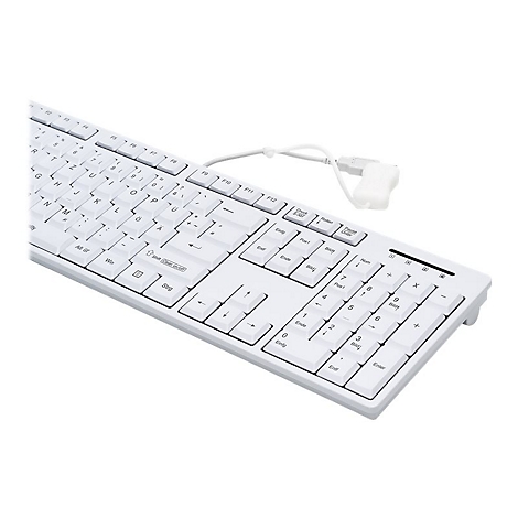 Weiße Computertastatur mit deutschem Layout vor weißem Hintergrund.