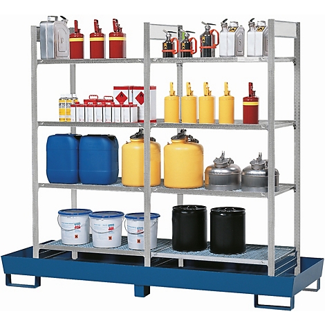 Metalen stellingkast met diverse canisters, vaten en emmers. Kleuren variëren van geel en rood tot blauw en zwart.