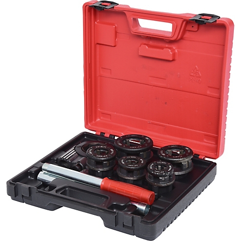 Werkzeugkoffer mit einem Satz Gewindeschneider. Rote Werkzeugbox, schwarze Einsätze, Gewindeschneider aus Metall mit rotem Griff.